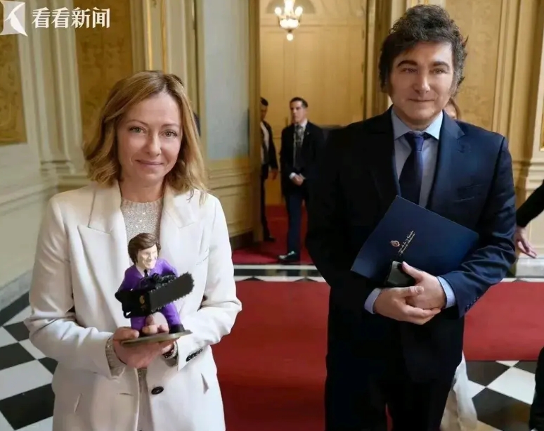 米莱把自己送给意大利总理梅洛尼
据报道，意大利总理梅洛尼在参加完G20峰会之后，