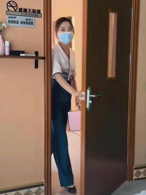 贵州，一名男子入住某酒店，遭到女技师上门推销50元的洗脚按摩服务。男子同意后，女