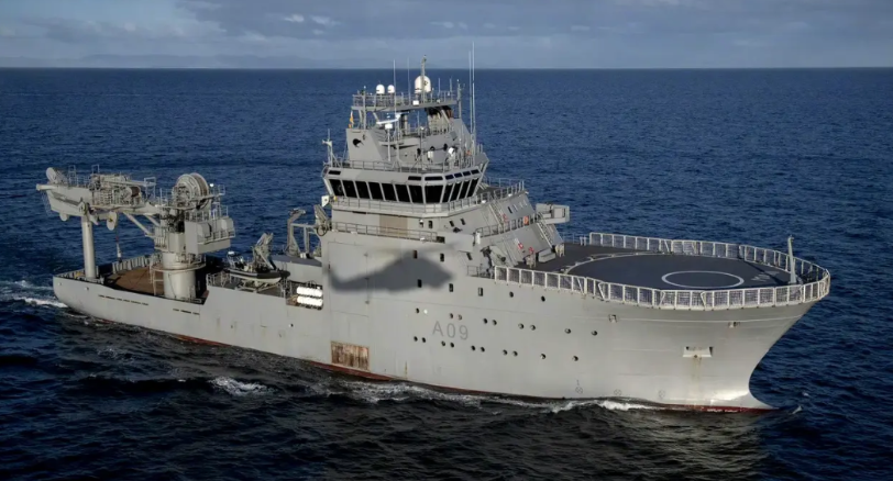 新西兰海军的这艘船价值约4.5亿人民币！
搁浅就搁浅呗，怎么还能把自己搞沉没了？