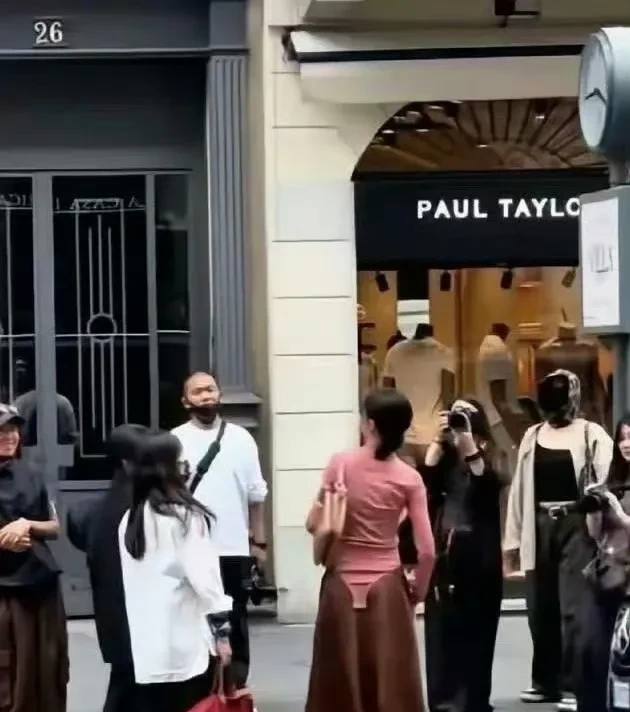 唐嫣直接把连体裤露出来，是不是有点不雅观