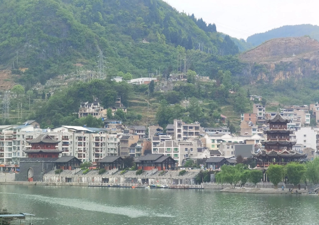 两个月前，曾游览这座古城。美丽的景色，给人留下美好印象。

图一到图三，就是当时