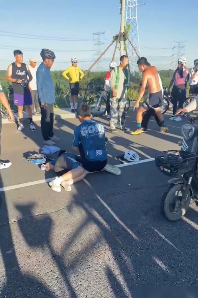 自找的。司机应该告那些强行要求他下跪的人精神赔偿，司机是无辜的，家长应该出车辆维