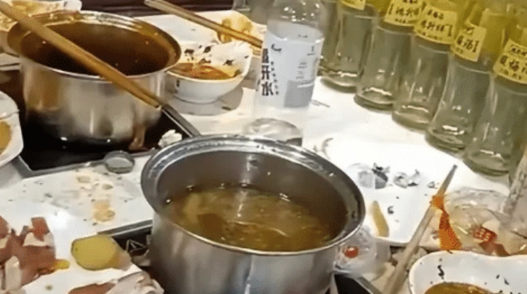 陕西西安，6个大老爷们去吃自助餐时，觉得酸梅汤的味道不错，也为了吃回本，便一口气