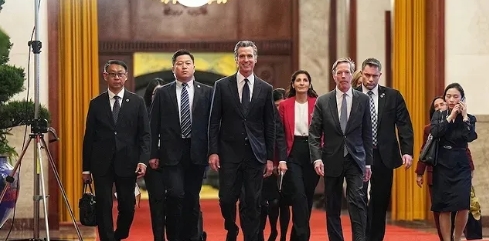 纽森是民主党籍，而加州是民主党的老巢。

其次，他出身于加州门阀世家——纽森家族