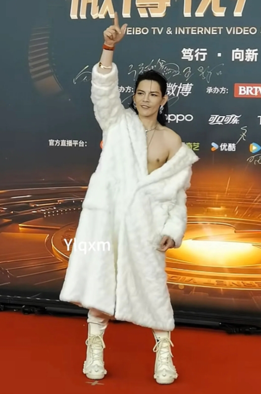 向佐深V大露背红毯，这也太敢了！韩娱有权志凤，内娱有向凤佐。明明是肌肉男但是为什