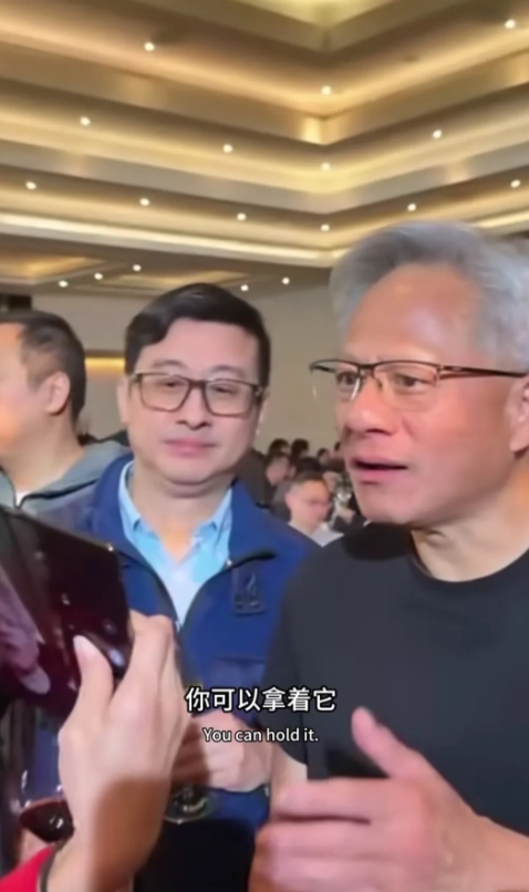 英伟达北京年会，黄仁勋第一次见到员工手里拿的华为三折叠，露出不可思议表情，说这个