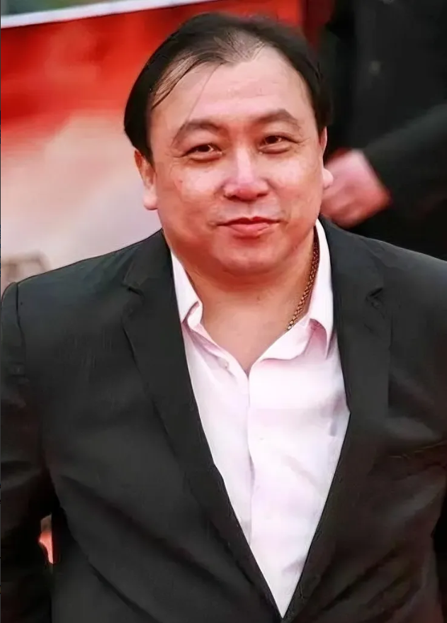 导演，王晶说，很多人说我的电影“三俗”，跟高雅的电影艺术，根本扯不上关系。没关系