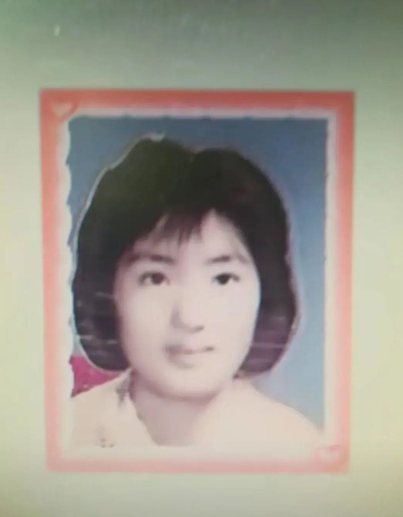 最近追剧《小巷人家》，看得我一愣一愣的。剧里庄晓婷跟我年纪差不多，她87年上的大