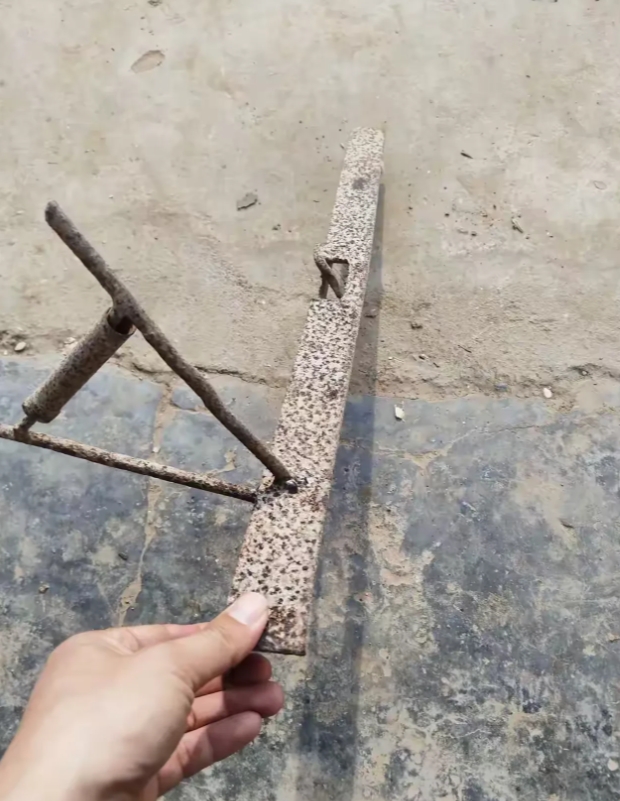 河南，有一名男子驾驶三轮车到乡下收废品，在一家农户的家门口，发现了一根锈迹斑斑的