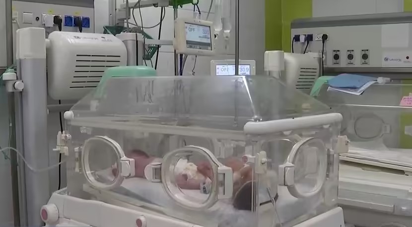 出生就是孤儿，这名可怜的女婴离世。4月20日，以军再次无差别轰炸加沙，一名怀孕3