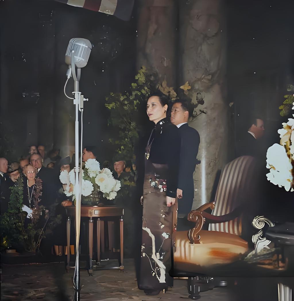 1943年5月，旧金山，宋美龄赴美国寻求抗战支持，全程穿旗袍，