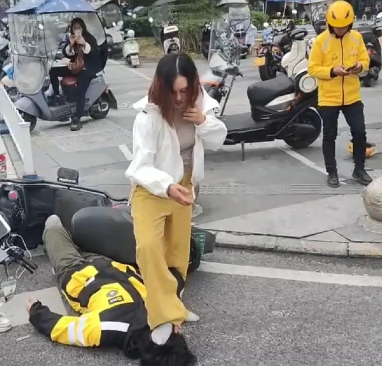重庆殴打外卖员的女子被拘留了，真是咎由自取。
看了事件全程的的视频，因不满21岁