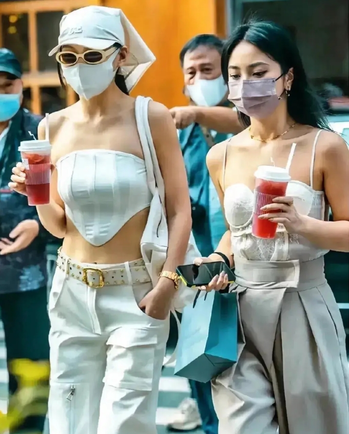 太糟心！在四川成都的太古里，竟有两名女子打扮得花枝招展，身着另类服装前来闲逛，引