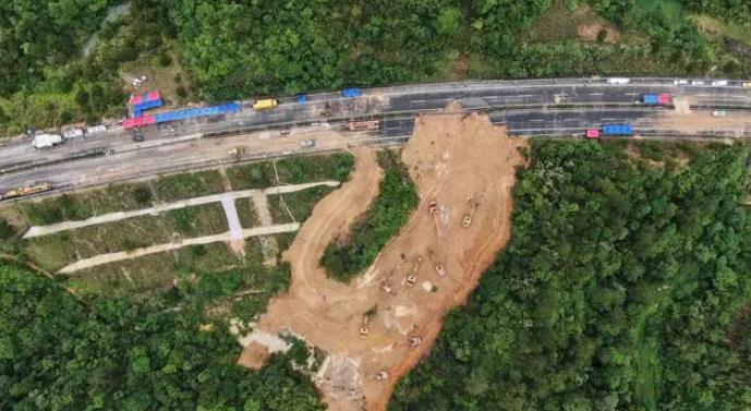 广东梅州市梅大高速茶阳路段发生塌方灾害，造成48人死亡，这种事故，是真正需要用手