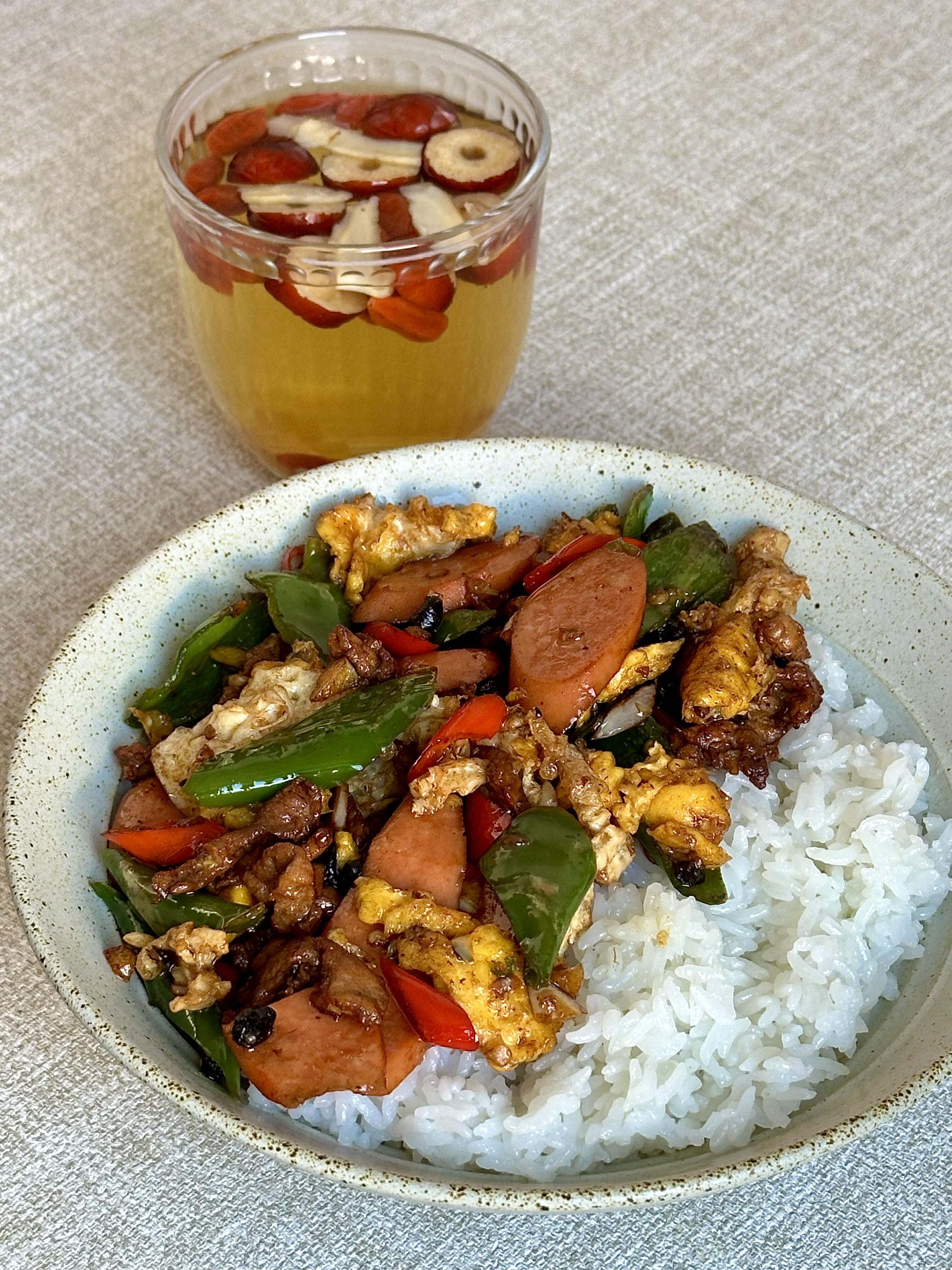 农家一碗香盖饭，不愧是米饭终结者！
这个农家一碗香，每次半夜刷到都给我馋够呛，我