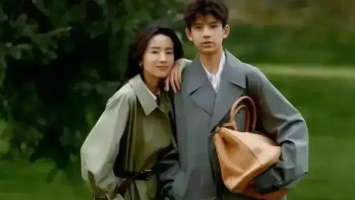 44岁董洁之子近照曝光，15岁顶顶高级脸庞英气勃发，身高傲人超1米8，五官轮廓宛如年轻版“梁朝伟”引