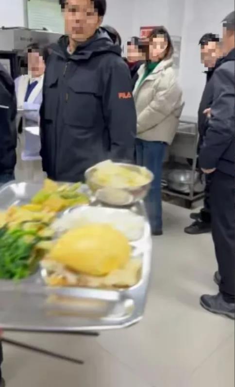 辽宁大连，一男子11点15分走进某市场监督管理局分局，准备办点事情，没想现场已经