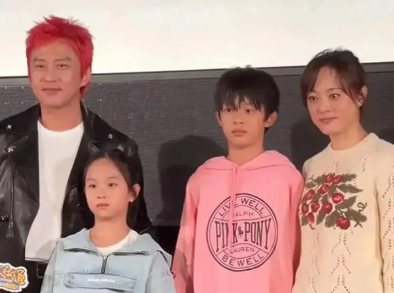 邓超新电影首映，孙俪携儿女亮相，一家四口好幸福，闫妮姚晨等好友助阵！期待电影上映