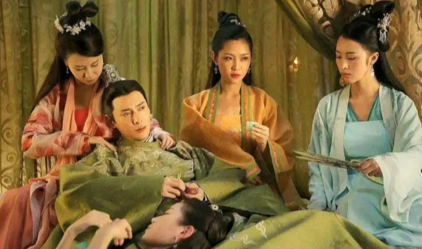 公元1564年，严世蕃正在和27个妻妾寻欢作乐，突然，几百个锦衣卫闯入他家，将他
