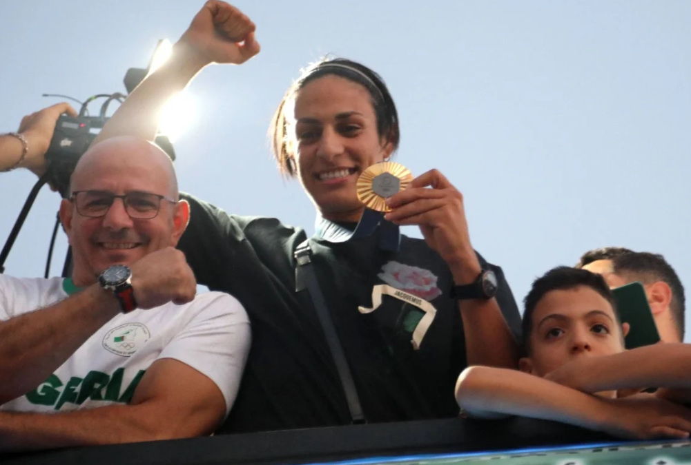 “男人”在拳击比赛中打败女人后，回家受到热烈欢迎。

这个“男人”叫赫利夫(Im