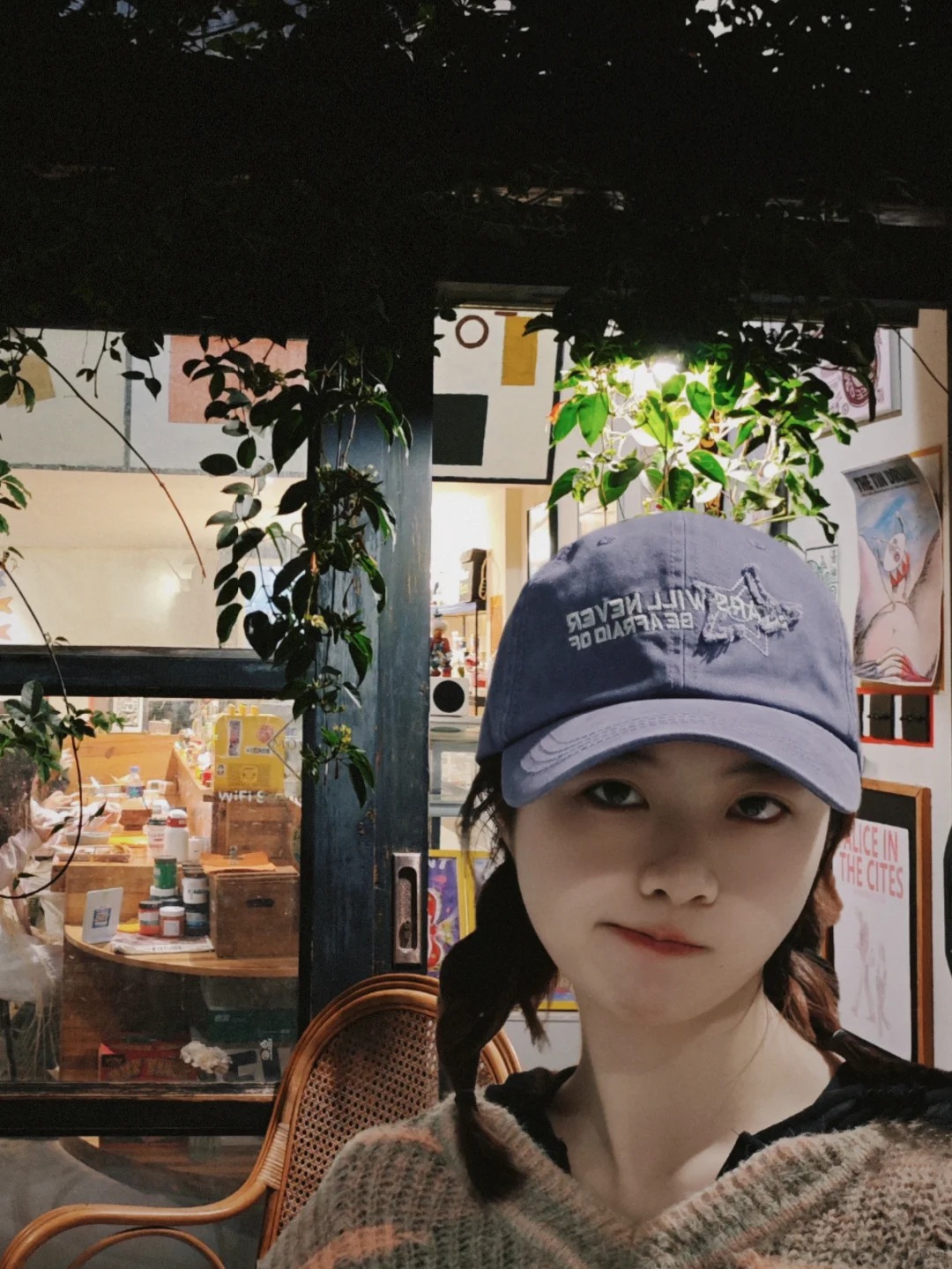 高铁上补觉直接被拍醒就为了给小情侣换座
在高铁上请求别人换座的第一要义就是要态度