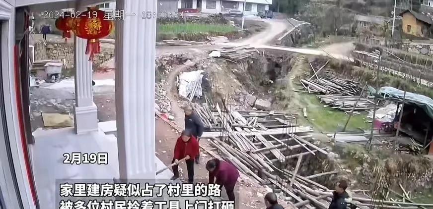 “这次网友翻车了！”家里建房“疑似”占了村里的路，被多位村民拎着工具上门打砸？房