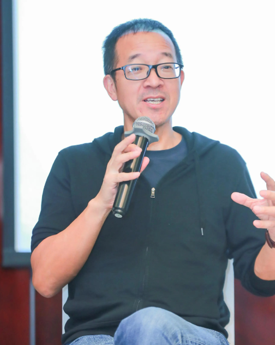 主持人问俞敏洪:“你平时做饭吗？”俞敏洪说:“没钱时，我天天做饭。”主持人问:“