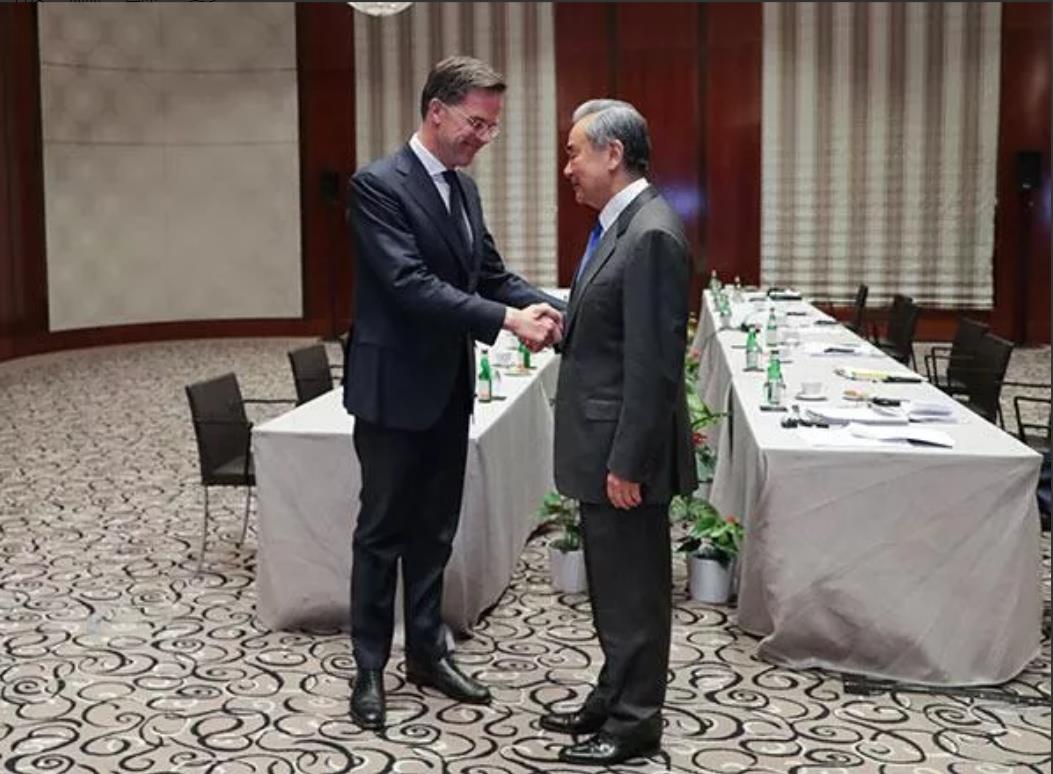 北约秘书长主动对华示好！握手姿态尽显谦卑，向中方做出一个承诺！

2月14日，王