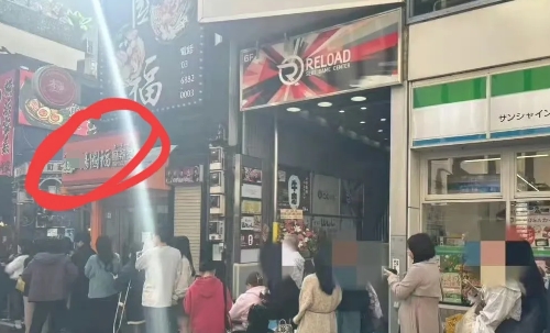 中国麻辣烫在日本受欢迎程度绝对意想不到，大排长龙，有人坐着轮椅都要排队吃上一碗。