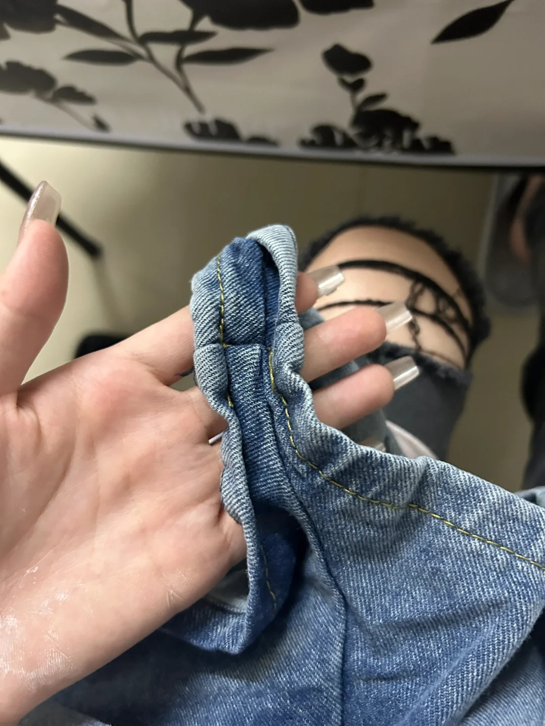 我说某些商家你们所谓的“裙裤”别太离谱
这玩意穿上不勒嘛？比内裤还小还窄，无语。