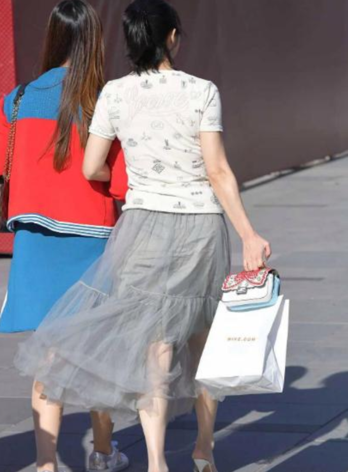 为什么还要穿白丝？！哈哈哈哈 [大笑][大笑][大笑][大笑][大笑]