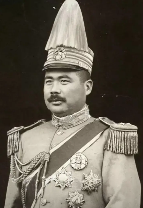 冯玉祥一生好邪恶，志大才疏。在中原大地处处拱火，挑起战端，给小日本可乘之机。比如