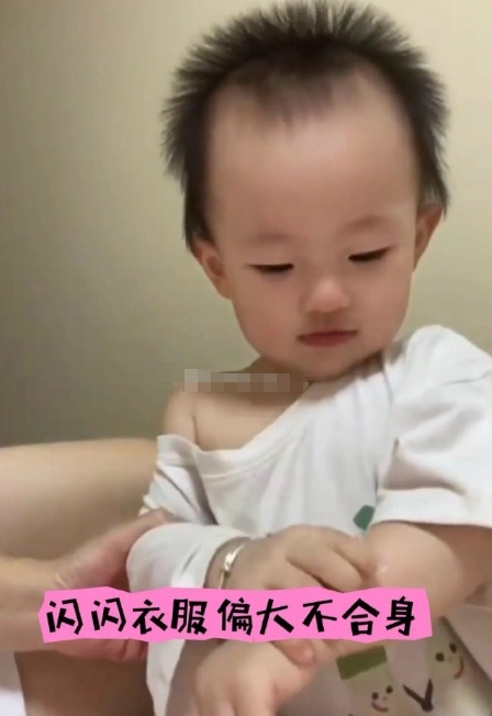 黄一鸣是懂谐音梗的，黄一鸣晒闪闪穿“四葱”T恤报平安！只见衣服上印有四颗葱，
