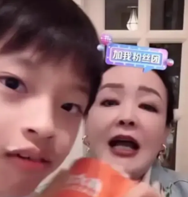 阿兰直播间里闪现2秒的这个小男孩
是小玥儿的弟弟吧？晚上阿兰正在直播间介绍产品，