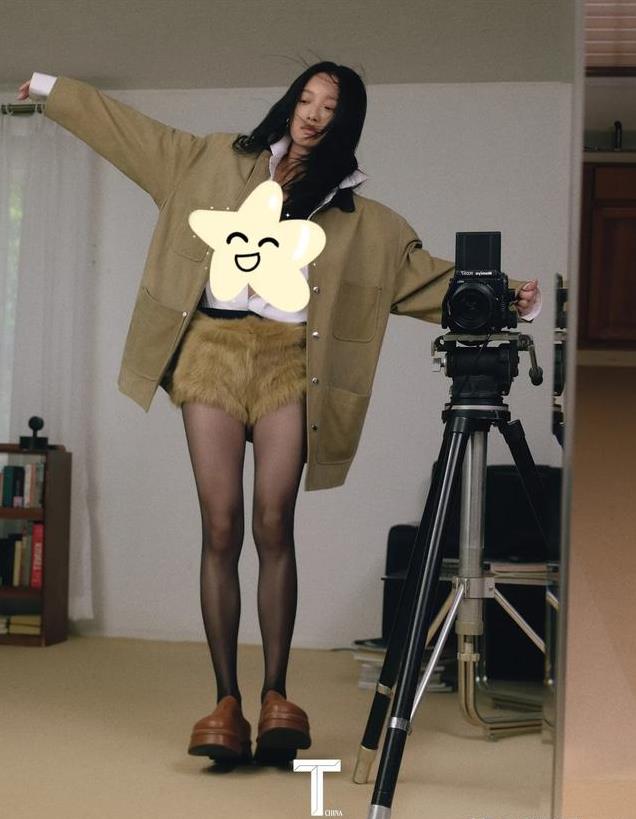 倪妮穿黑丝露出一双大长腿 , 状态松弛搞怪, 性感妩媚好撩人