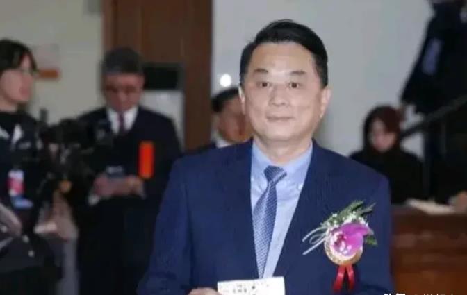 蓝营民代鲁明哲澄清，没人交代他要让出召委给民众党！

台立院新会期即将开议，在柯