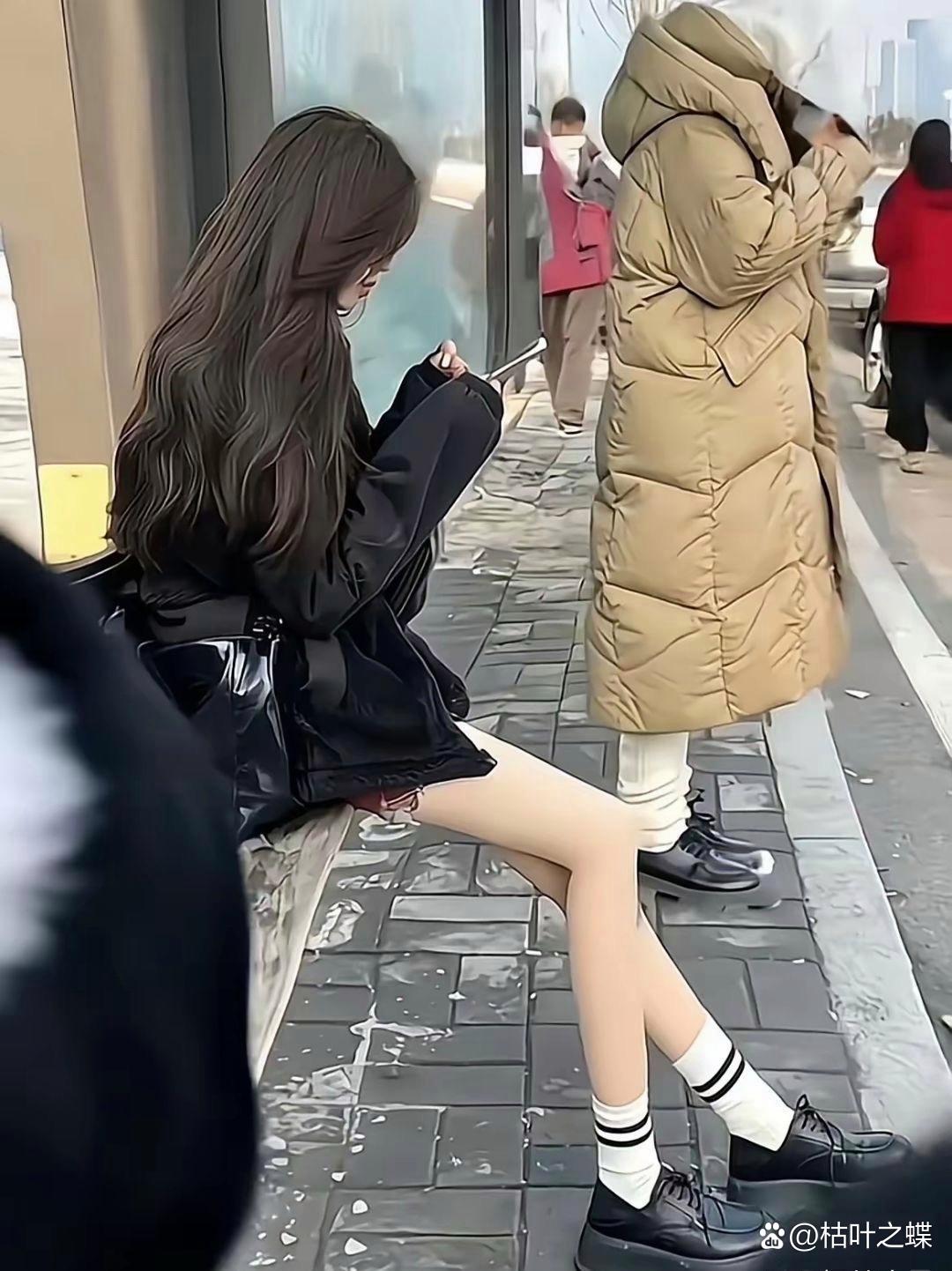 公交站看到的，冷不冷不知道，确实好看呀！