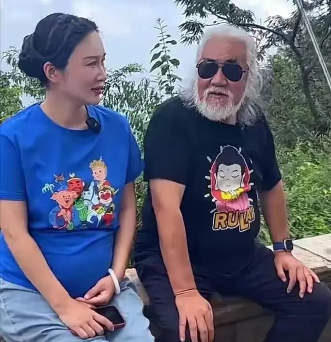 有一天，大导演张纪中带妻子去爬山，才走了几步杜星霖就累的走不动了，要坐在台阶上休