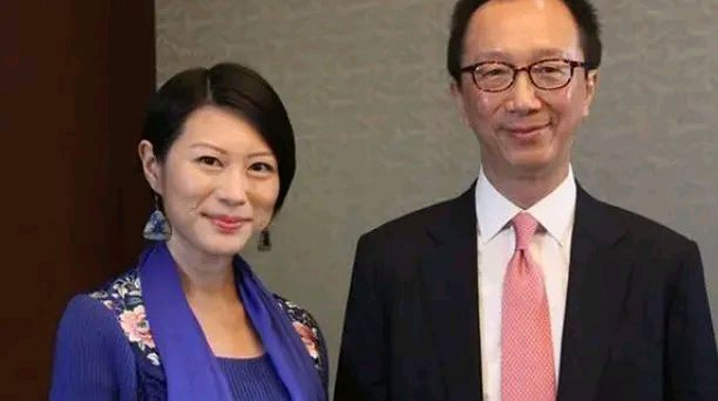 当年为了抱紧49岁梁锦松的大腿，陈慧珊和结婚6年的丈夫离婚，正当她即将嫁入豪门时