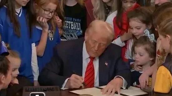 特朗普签署行政命令：禁止跨性别运动员参加女子体育赛事！
今日消息：美国总统特朗普