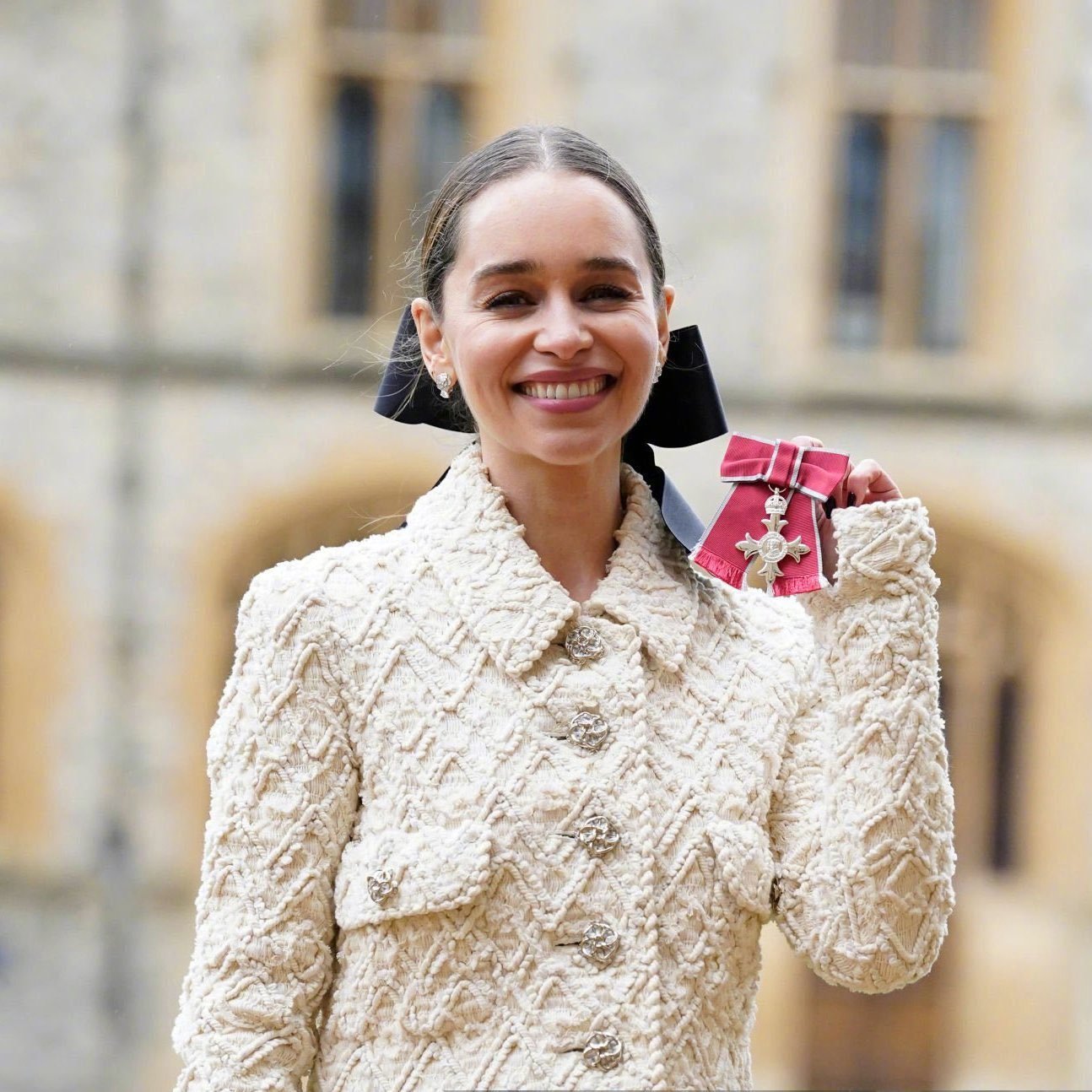 “龙妈”艾米莉亚·克拉克（Emilia Clarke）与母亲詹妮弗，被英国政府授