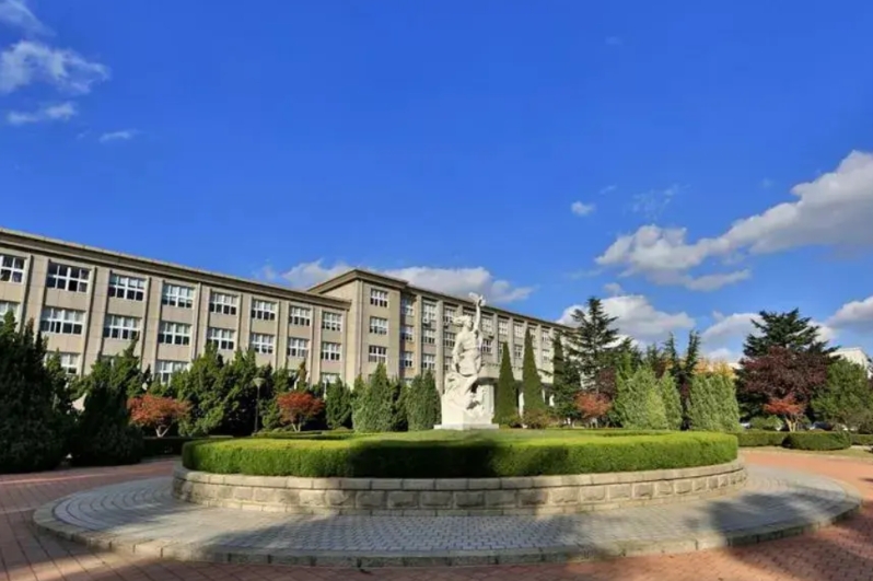 南京大学和厦门大学综合实力对比：

1、历史渊源 ——（南京大学深厚）

2、综