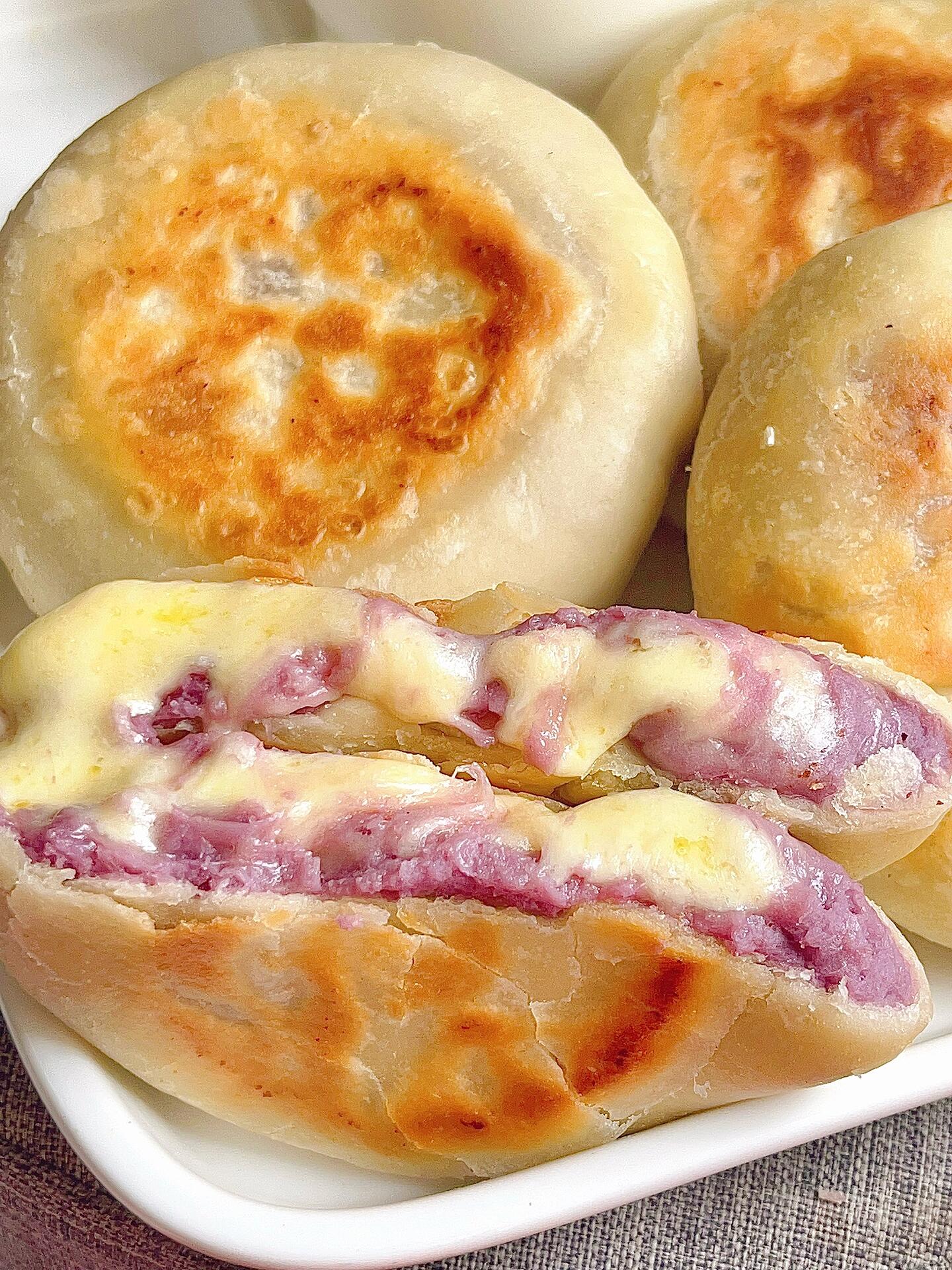 这个会拉丝的饼超级无敌好吃
芋泥脑袋都可以冲了，这个爆浆拉丝的芋泥芝士饼超级好吃