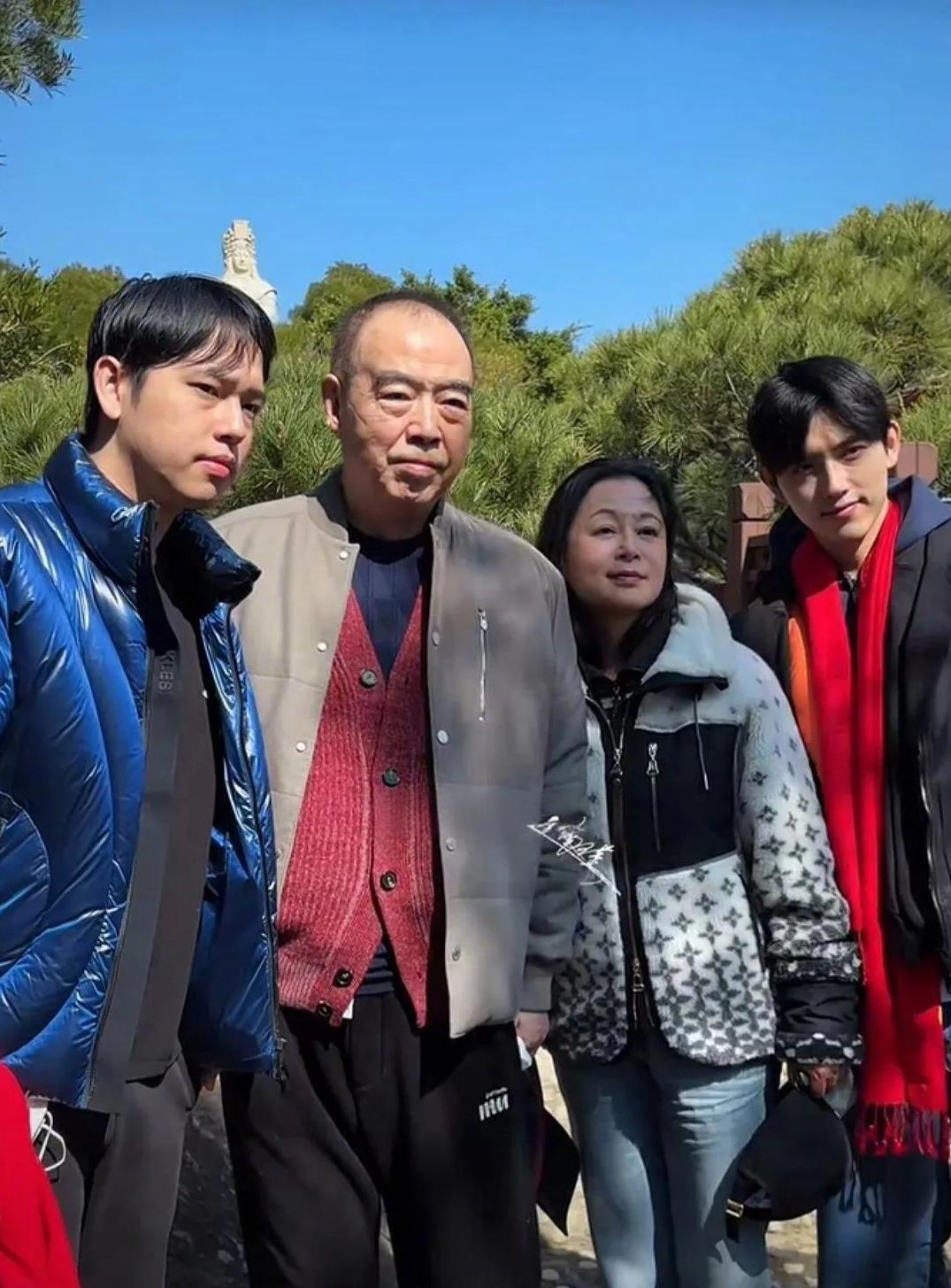 #陈凯歌一家四口拜妈祖##湄洲岛偶遇陈凯歌陈飞宇黄晓明# 网友在福建湄洲岛偶遇陈