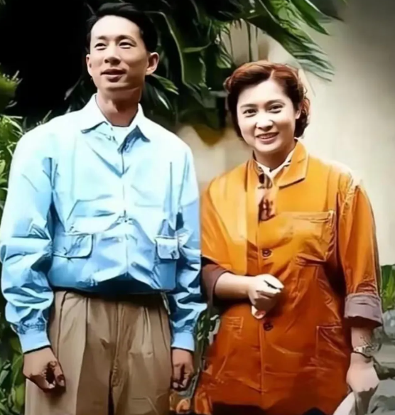 这两位老一代艺术家，谁还能叫出他们的名字？
左边这位老演员，英俊帅气，演技精湛，