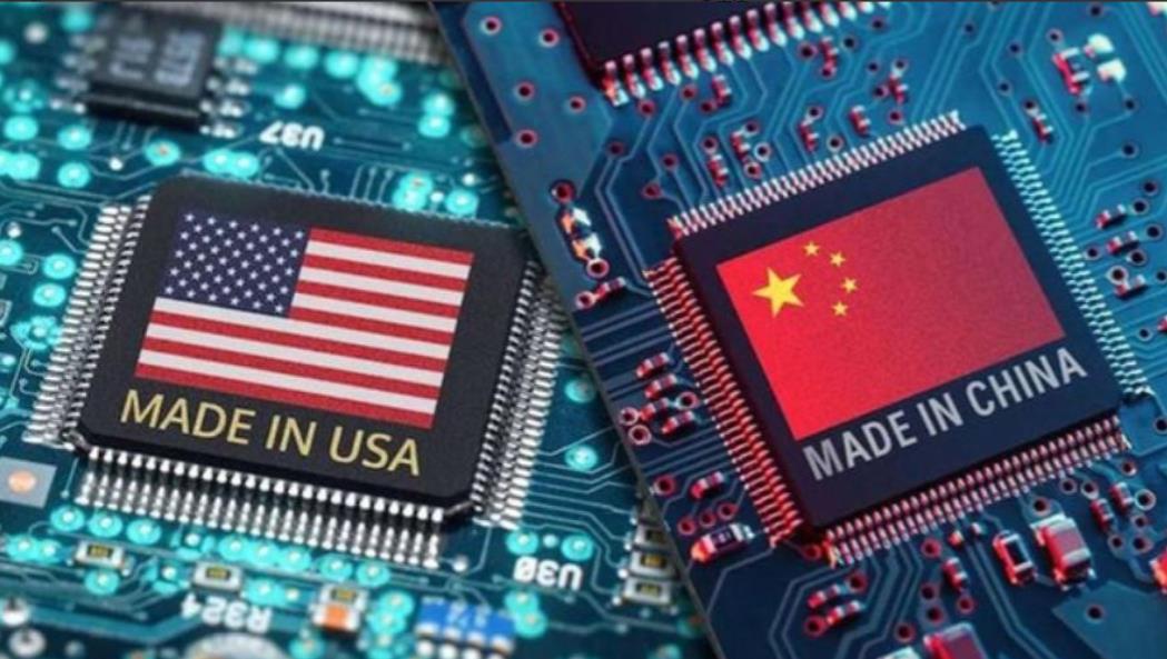 拜登公布AI芯片禁令，我商务部发起反击，宣布调查美成熟制程芯片
据观察者网报道，