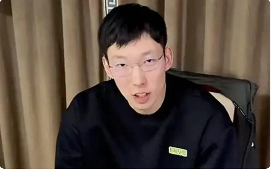 周琦昨晚直播与球迷互动，分享训练心得并赞赏北京北汽表现。他宣布有望在第二阶段回归