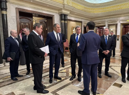 俄罗斯外交部官方代表表示，俄罗斯与美国在利雅得举行的首次谈判已经结束。
在沙特
