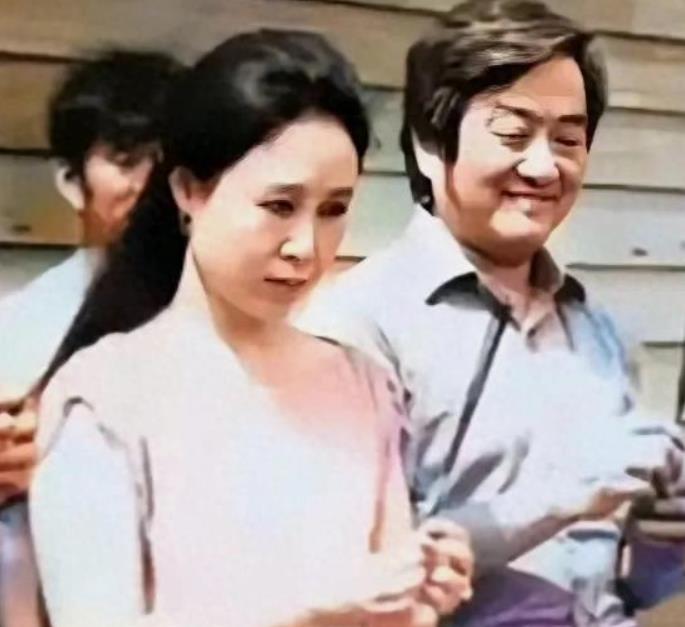 琼瑶阿姨早已经清醒，自己选的墓地和平不在一起。
 
她一直以为是因为爱情结婚，最