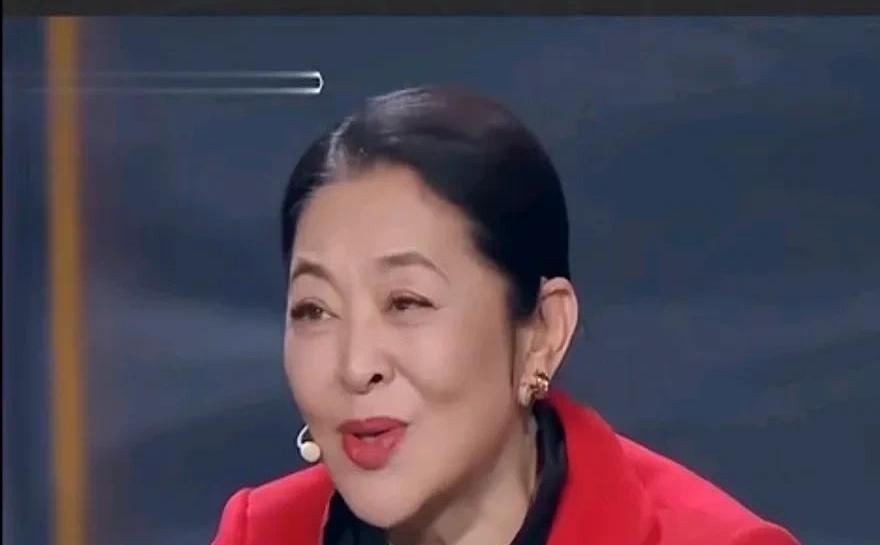 倪萍最近因在真人秀节目中对刘晓庆的态度引发争议，网友指责她没有在大家孤立刘晓庆时